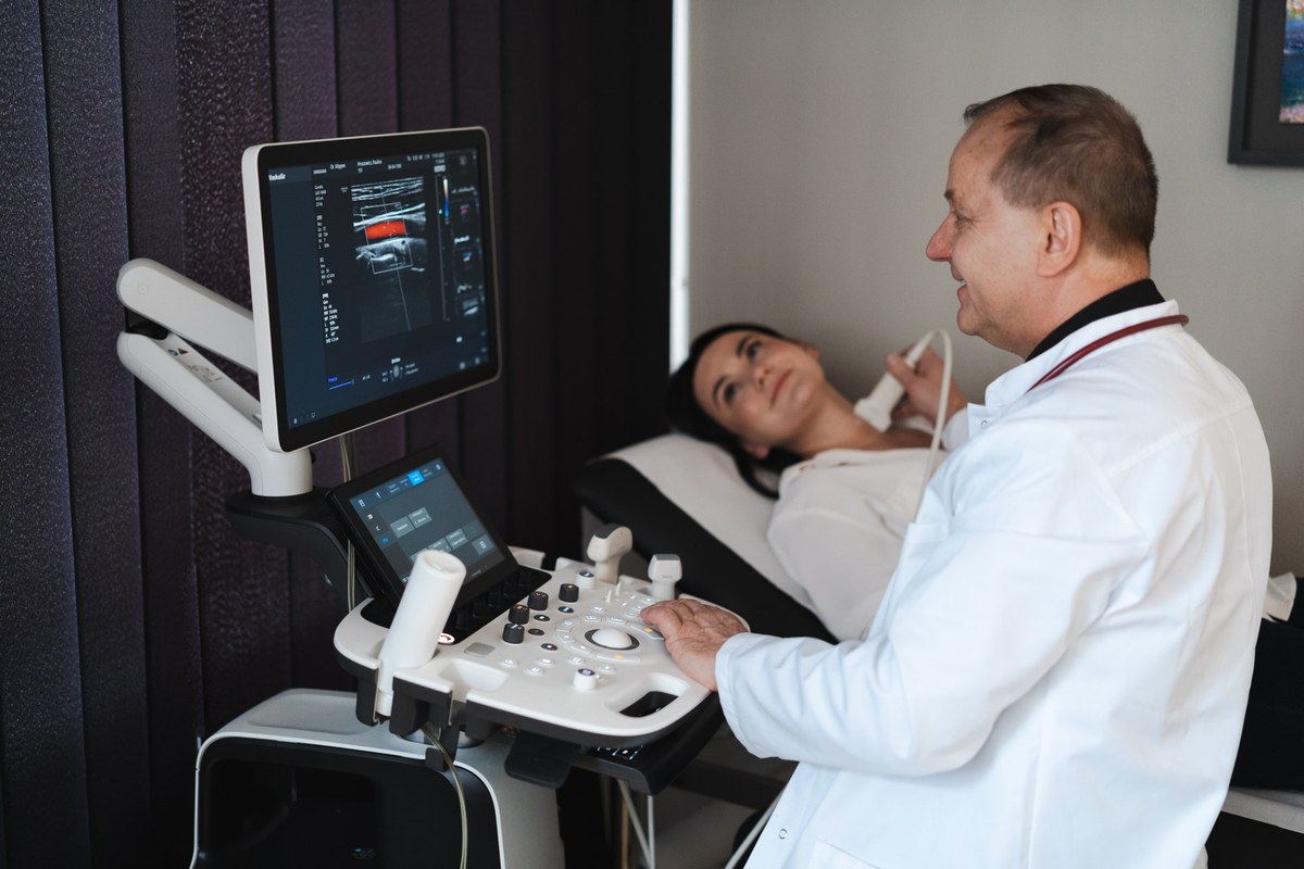 Dr. med. Hartmut Köppen bei der Ultraschalluntersuchung